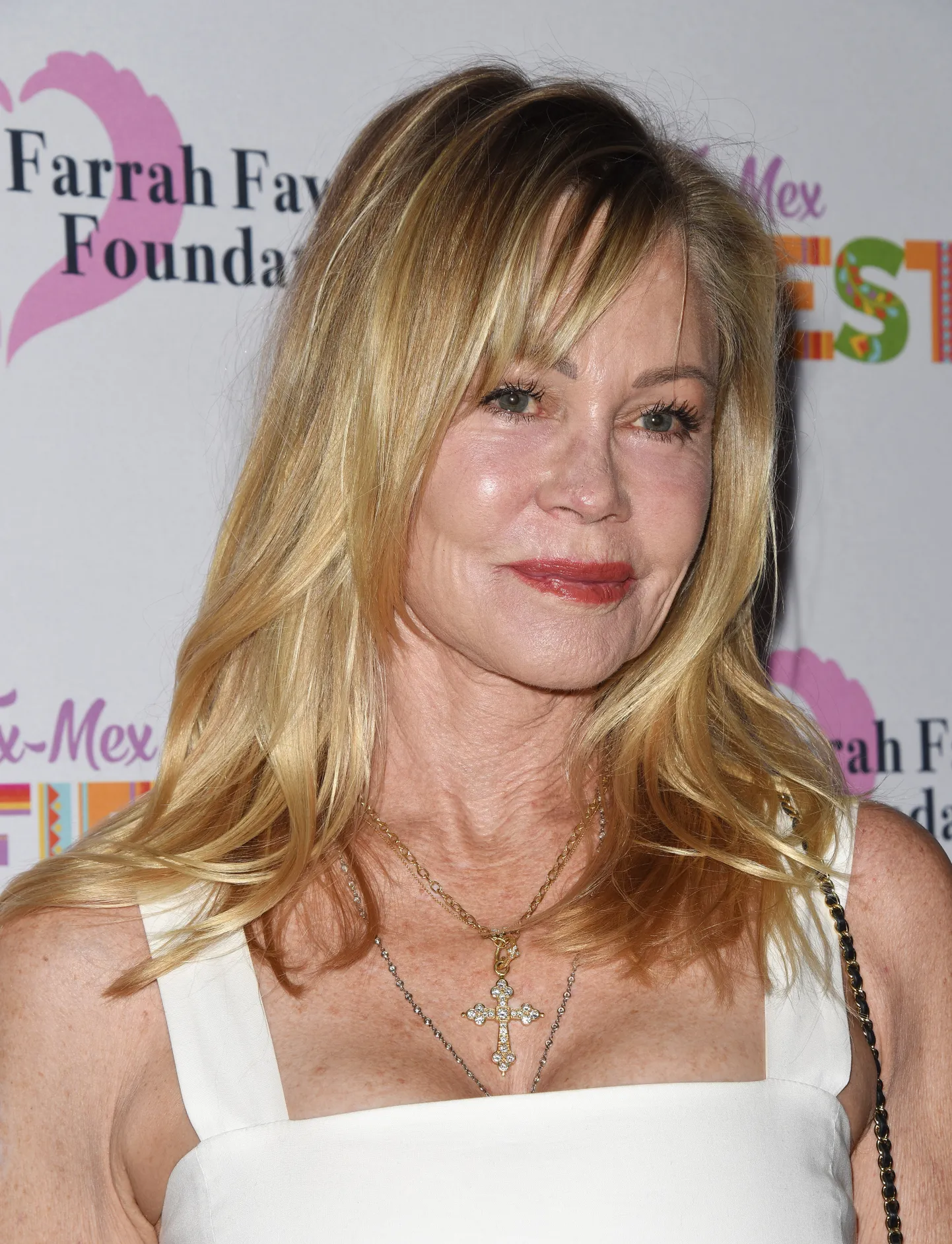 Näitleja Melanie Griffith näitab supervormi.