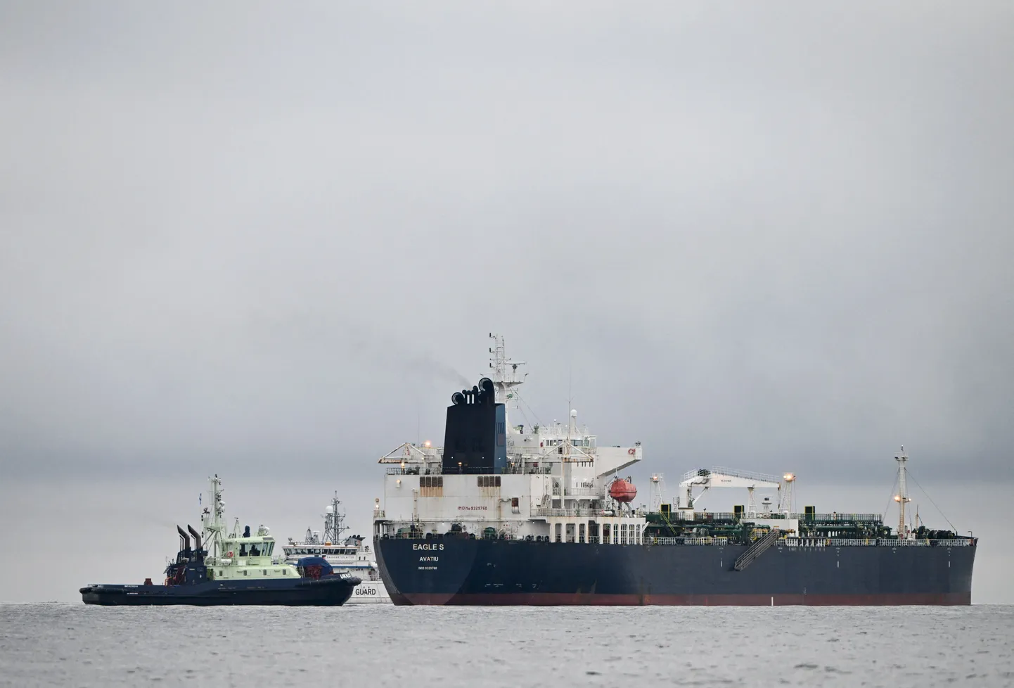 Tanker Eagle S seismas Porvoo lähistel reidil.