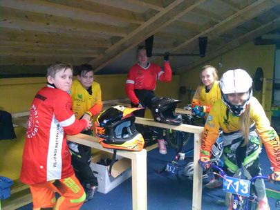 Viljandi rattaklubi noored hoiavad talvel sõidutunnetust Tartu sisehallis võisteldes.