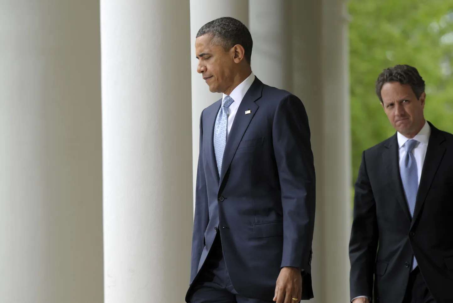 President Barack Obama ja rahandusminister Timothy Geithner Valge Maja Roosiaias 17. aprillil.