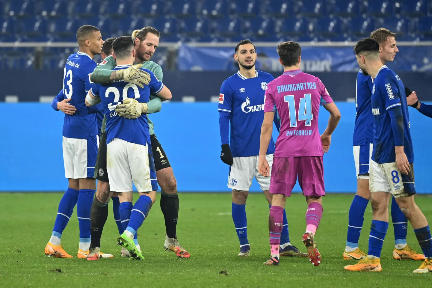 Schalke mängijad tähistavad esimest võitu üle 358 päeva.