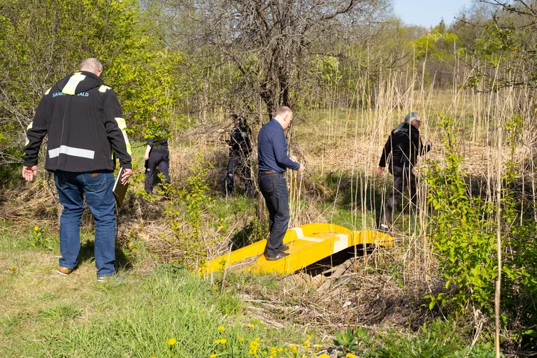 JUURDEPÄÄSUTEE: Noored on mõelnud välja igasuguseid lahendusi onnidesse pääsemiseks.