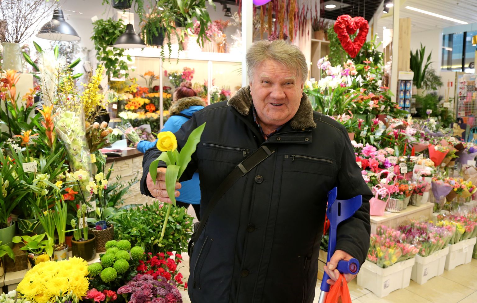 Lillede ostmine pani heatujulise härra Tartu kaubamajas ümisema Boris Kõrveri operetist «Ainult unistus» tuntud «Kerjuse laulu» sõnu «Kõik roosid ma kingiksin sulle...».