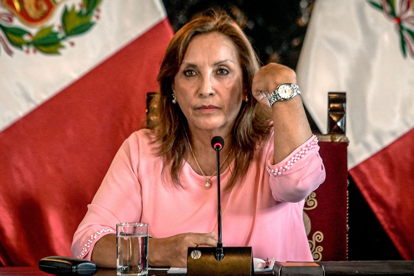Peruu president Dina Boluarte näitamas oma kella 5. aprilli pressikonverentsil.
