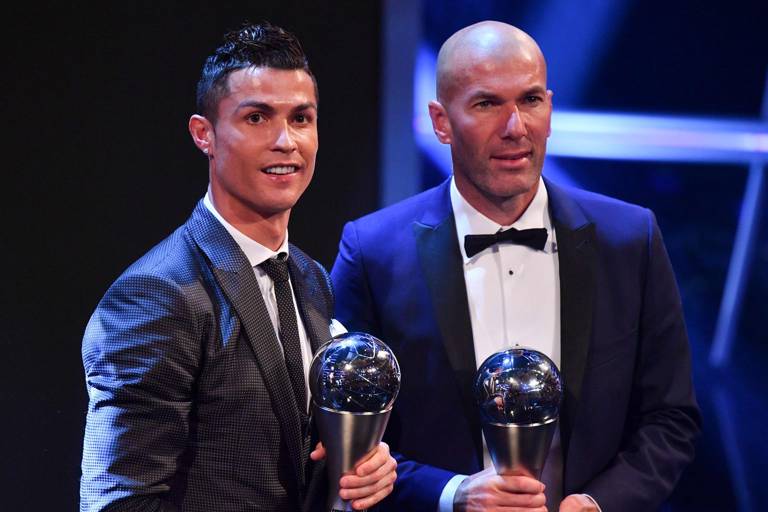 Olgugi et Cristiano Ronaldo (vasakul) ja Zinedine Zidane nimetati mullu vastavalt aasta parimaks mängijaks ja treeneriks, ripuvad  mõlema Reali-tuleviku kohal küsimärgid.