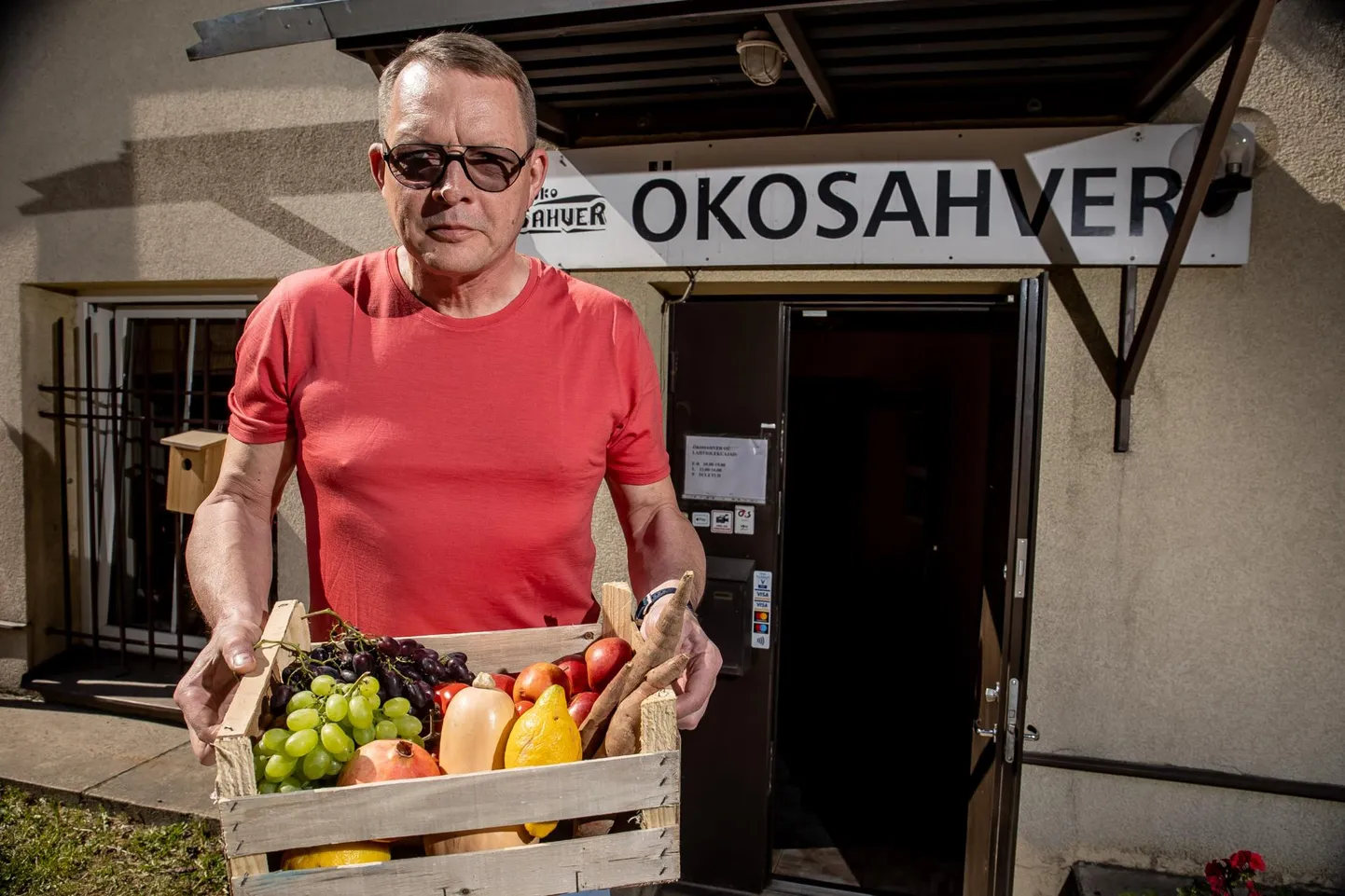 Teatrimees Peeter Jalakas on aastaid tegelenud ka mahetoidu müügiga. Ta leiab, et kogu põllumajandus võiks käia mahepõllunduse reeglite järgi.