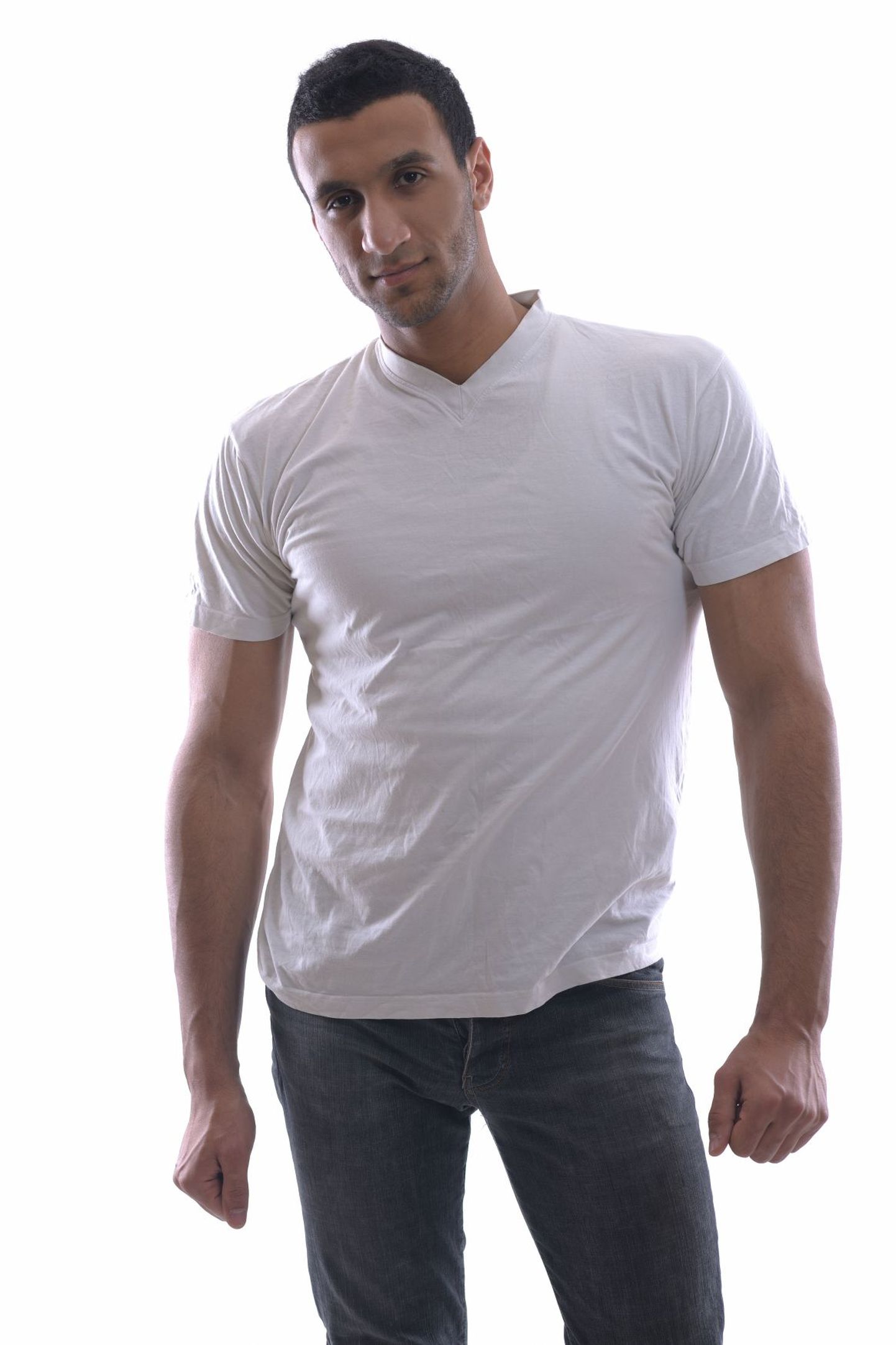 Lihtne valge t-särk muudab mehe ihaldusväärsemaks.