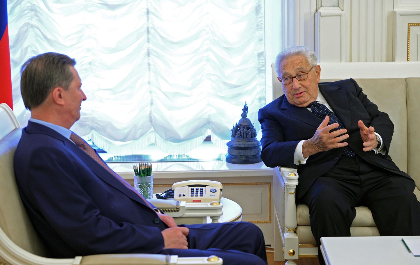 Vene presidendi Vladimir Putini administratsiooniülem Sergei Ivanov (vasakul) arutas laupäeval kohtumisel Ühendriikide kunagise välisministri Henry Kissingeriga (paremal) Vene-USA suhteid.