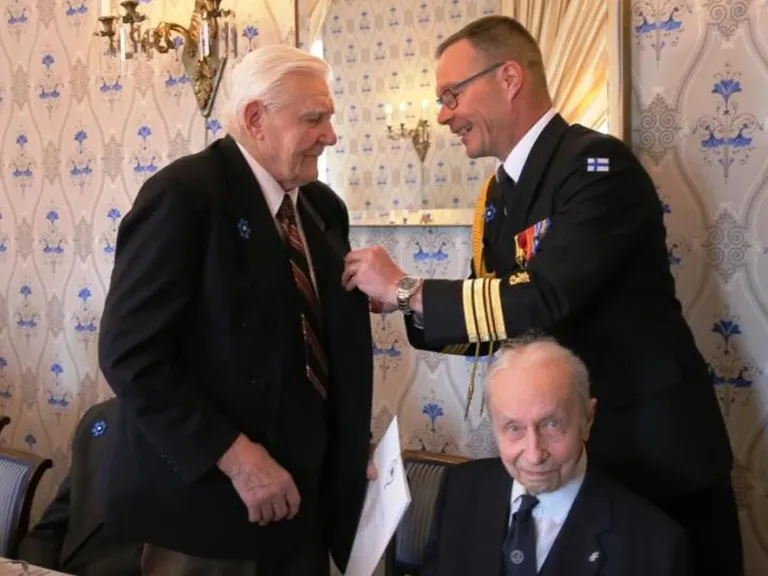 Soome suursaatkonna kaitseatashee Jussi Voutilainen kinnitas Eiland Vilepillile aumärgi rinda. Foto: