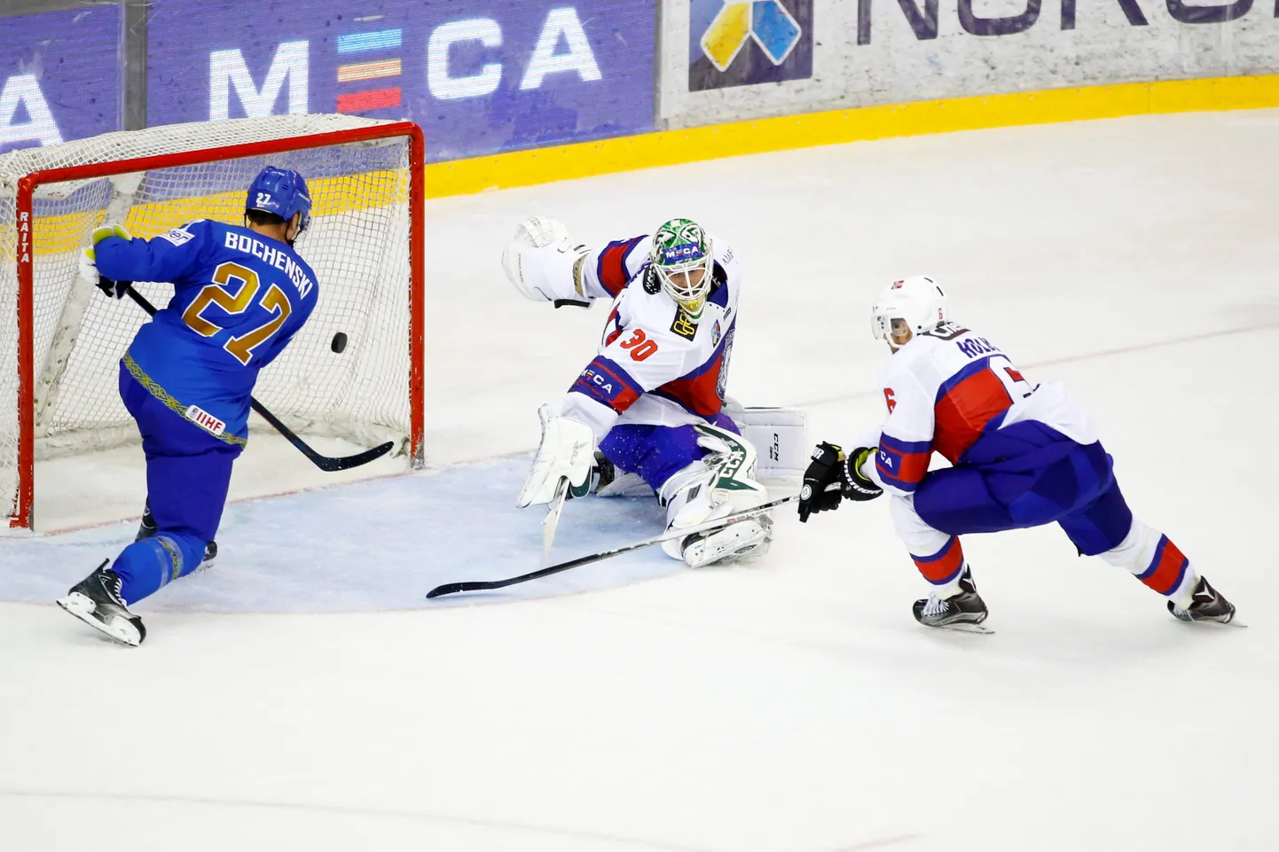 Казахстанские хоккеисты забивают шайбу в ворота норвежсцев в первом туре олимпийского отборочного турнира в Осло.