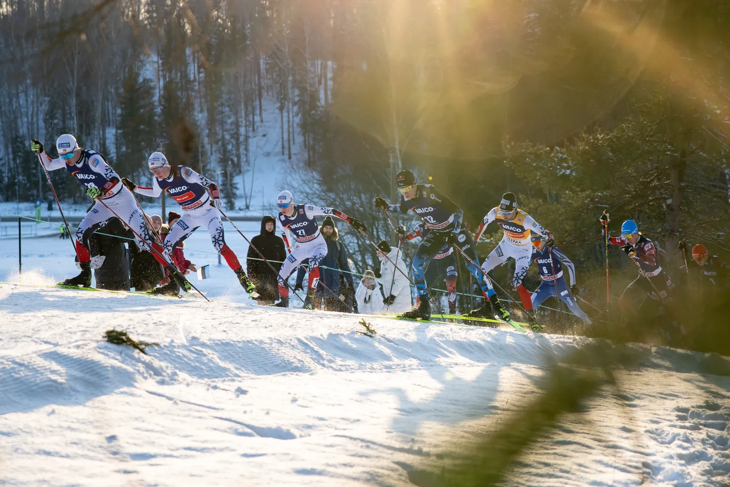 Sportlased, eeotsas Kristjan Ilvesega (nr 12) võtmas Kunimäe tõusu.