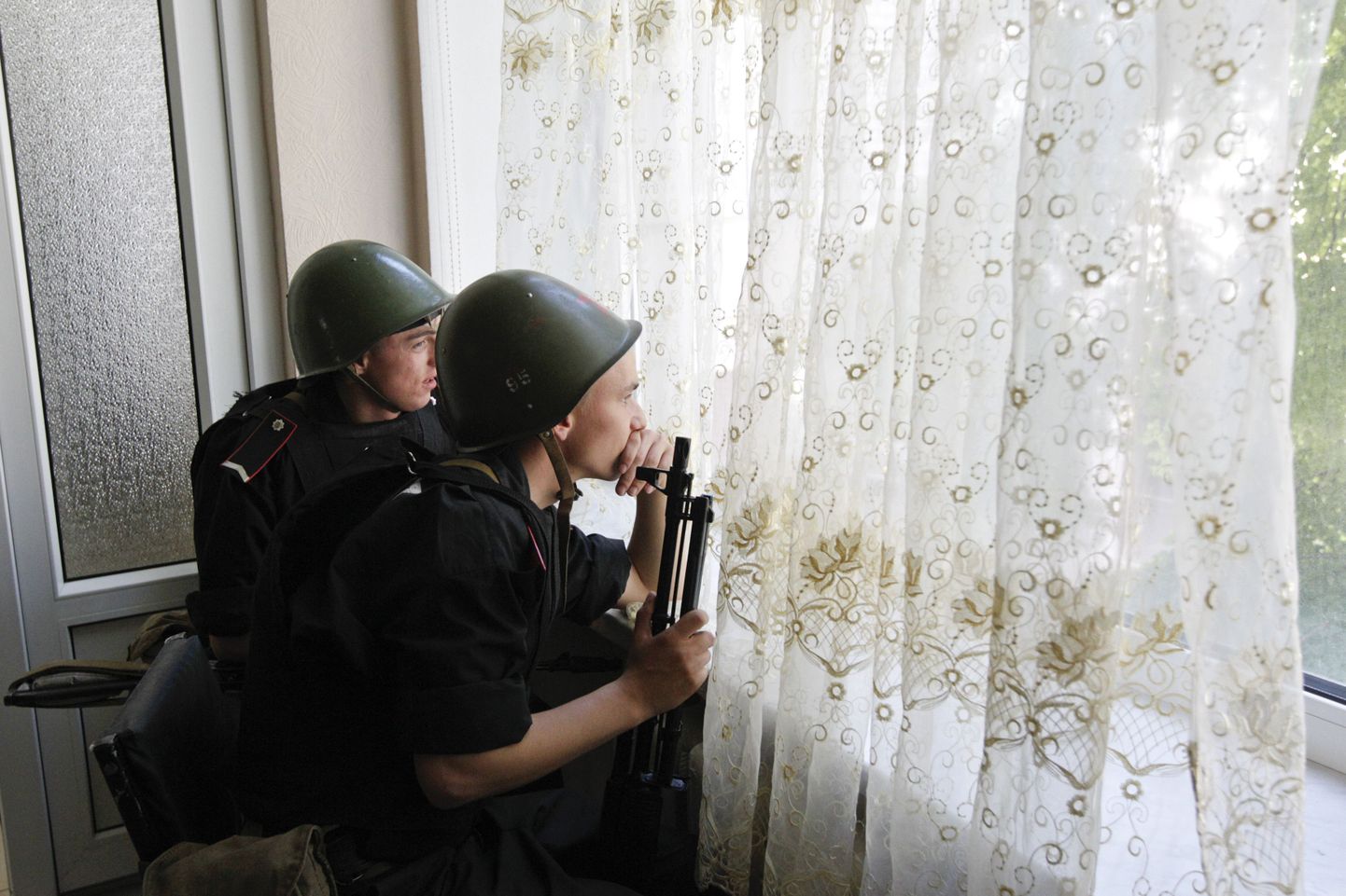 Ukraina siseministeeriumi sõdurid hoiavad Luganskis silma ministeeriumi ees toimuval.