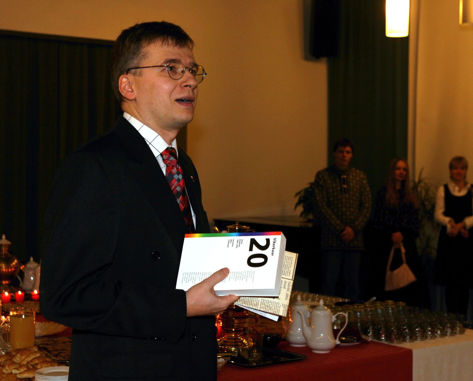 Kirjanike liidus toimunud ajakirja Vikerkaar 20. sünnipäev detsembris 2006. Pildil ajakirja peatoimetaja Märt Väljataga.