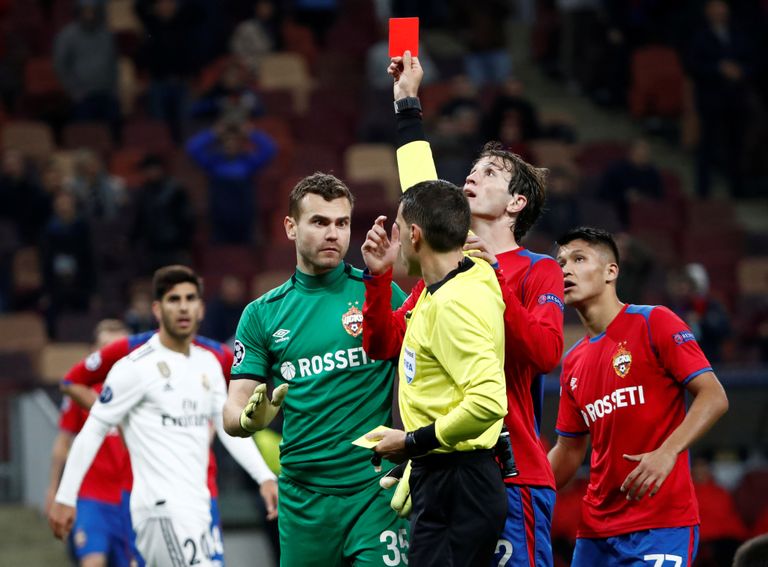 Игорь Акинфеев получил красную карточку на четвертой добавленной минуте матча с мадридским "Реалом" за критику судьи.