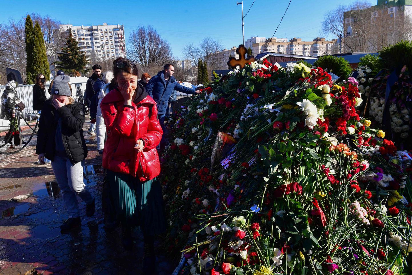 К могиле Алексея Навального продолжают идти тысячи людей.