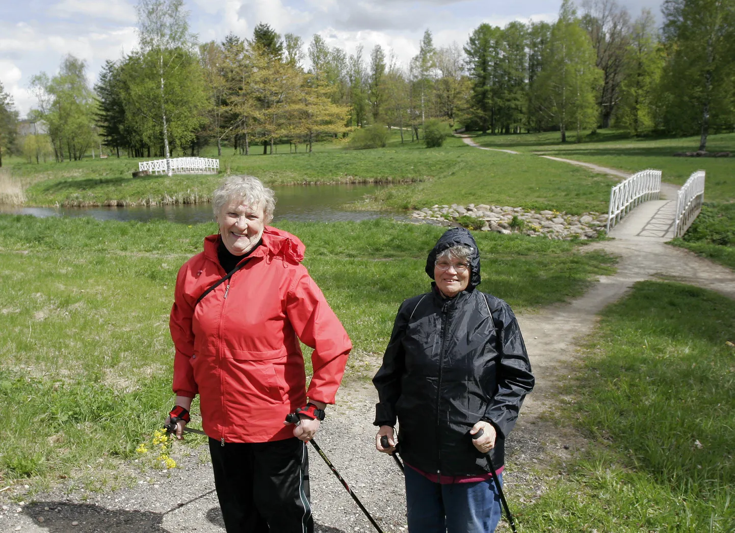 Pildil on Viljandimaa pensionärid kepikõnnil.