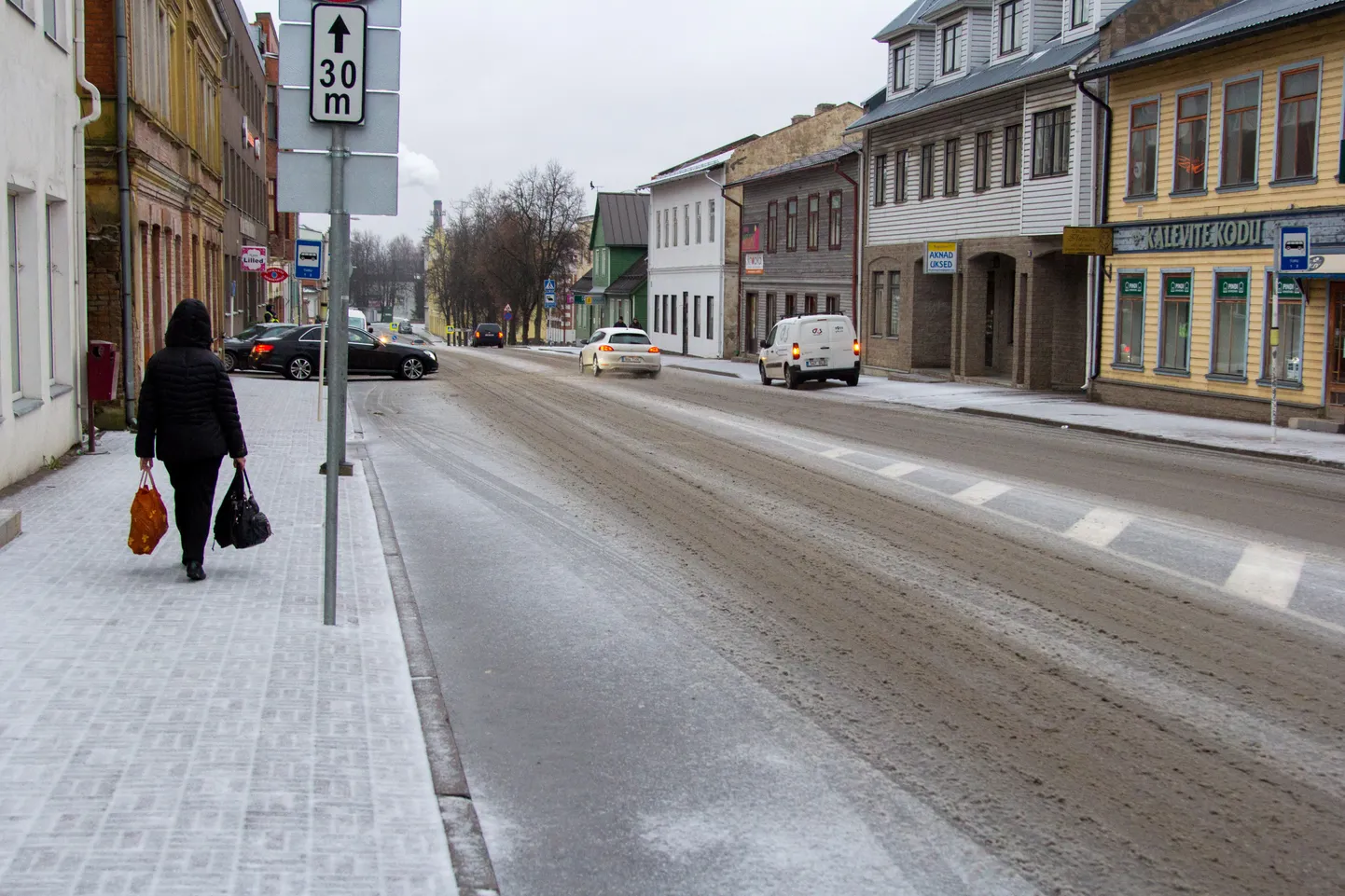 Teeolud, liiklus. Maha sadanud lumi, lörts, jäide. Vabaduse tänav. Kõnnitee, jalakäija

Foto: Arvo Meeks/Valgamaalane