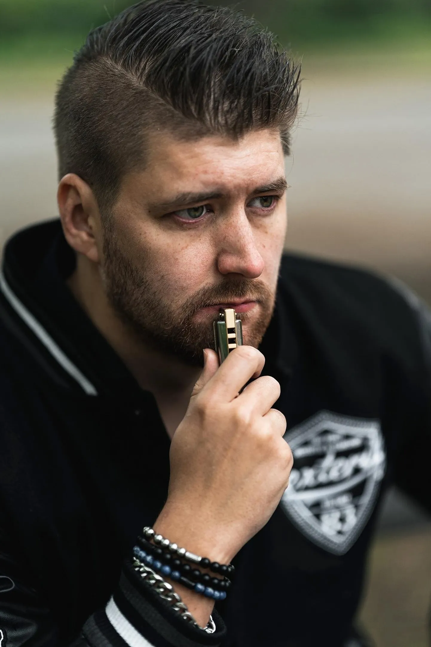 Tänavuse Pärnu Harmonica peaesinejad on suupillimängu maailmameister Mikael Fall (pildil) Rootsist koos Fredrik Karlssoniga, virtuoosne Nami Miyata Jaapanist koos orelikunstnik Yves Pelras'ga Prantsusmaalt ja Harp’n’Harp Duo Sloveeniast, seal musitseerivad Vladimir Hrovat suupillil ning Lara Pelikan harfil.