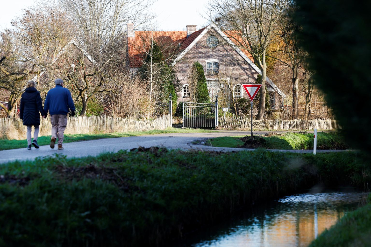 Unise Ommereni küla Hollandis on pärast Teise maailmasõja aegse aardekaardi leidmist vallutanud aardekütid.