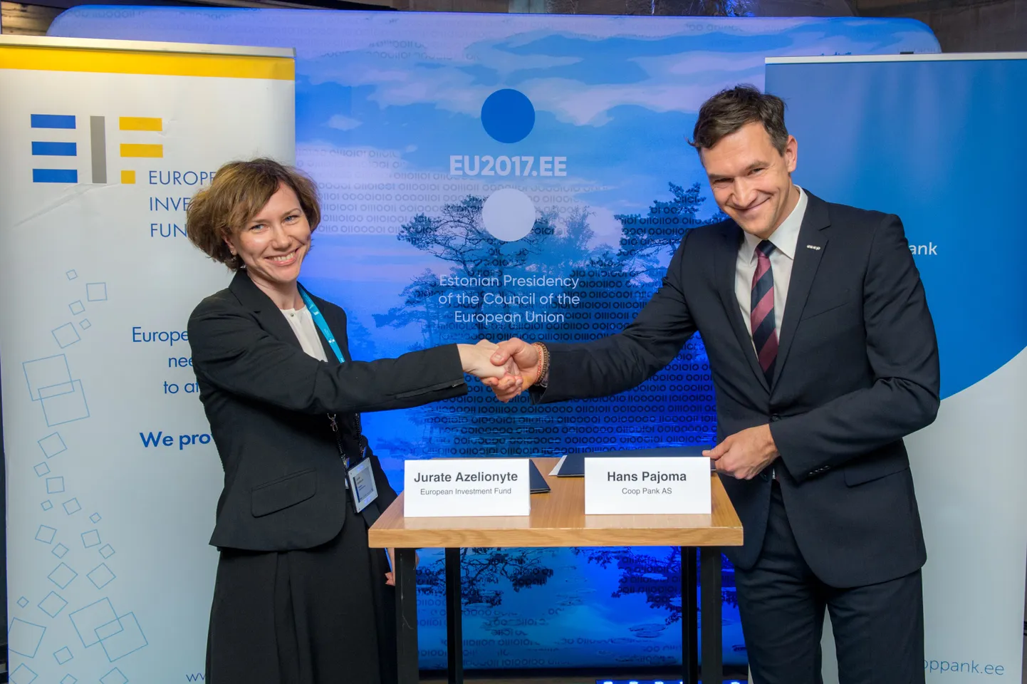 Pildil Coop Panga äripanganduse juht Hans Pajoma ja EIF esindaja Jurate Azelionyte.
