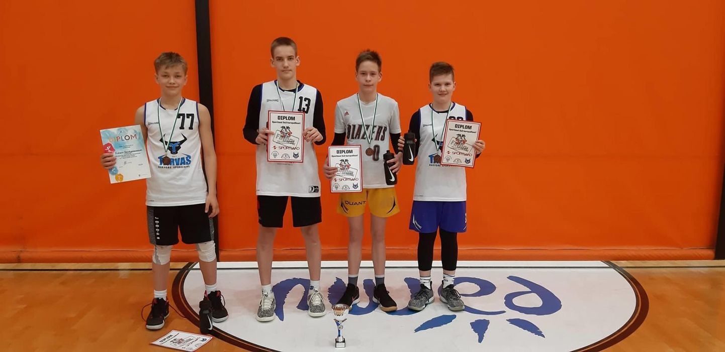 Rakvere reaalgümnaasiumi poisid võitsid Eesti Koolispordi Liidu võistlustel 3x3-korvpallis oma vanusearvestuses kolmanda koha.