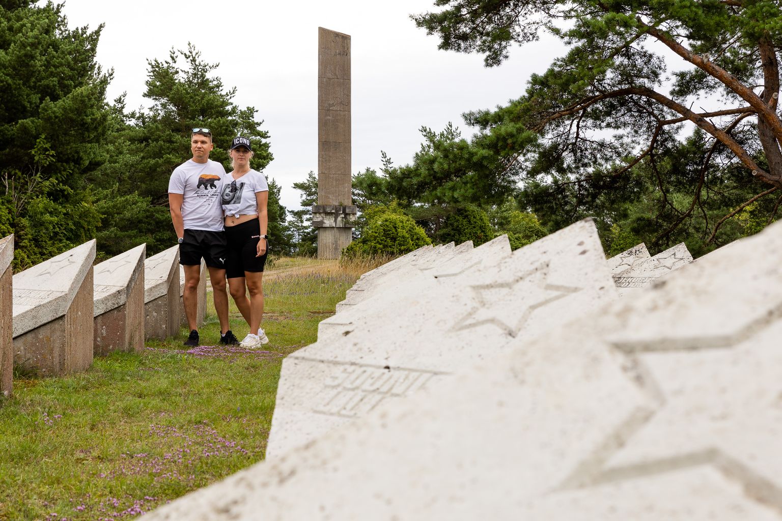 SEE ON JU AJALUGU: Ühendkuningriigist Saaremaad avastama tulnud Roman ja Irina arvasid, et Tehumardi monument peaks ikkagi paika jääma.