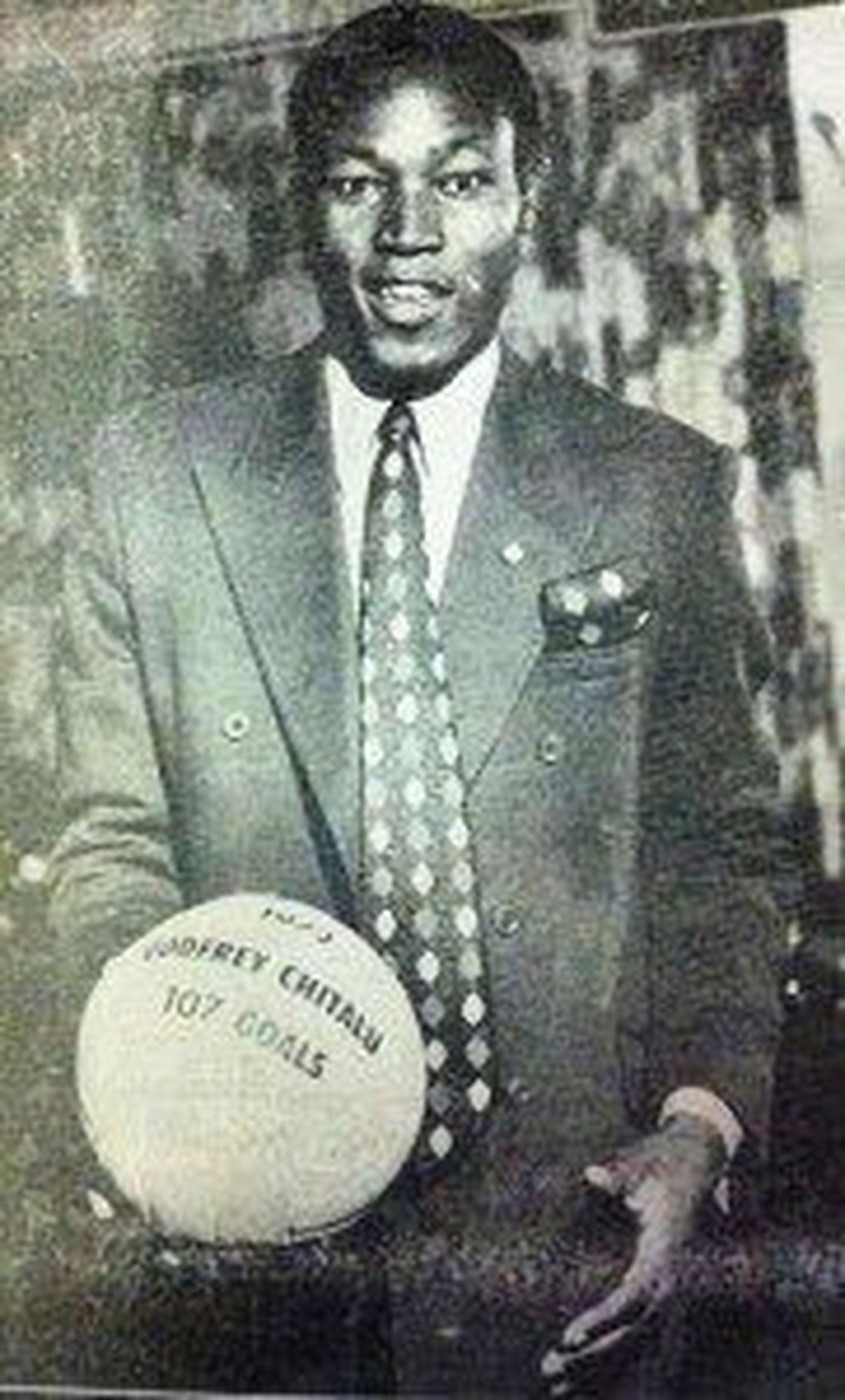Godfrey Chitalu hoidmas käes palli, kus on ära märgitud tema rekord.