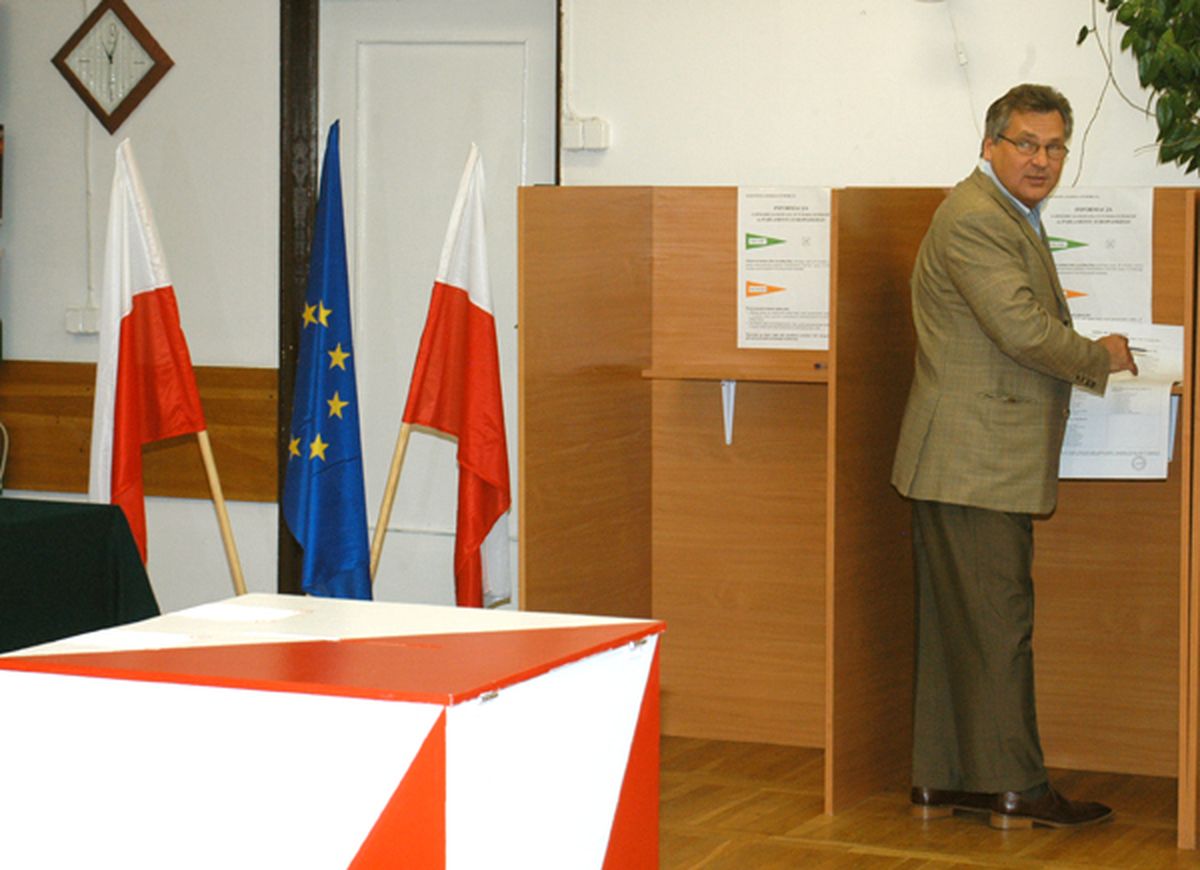 Президент Польши Александр Квасьневский голосует на первых в истории страны европейских выборах в 2004 году.