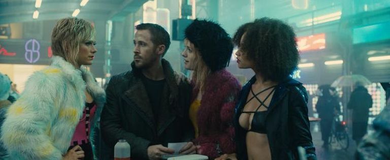 Kaader filmist «Blade Runner 2049», pildil vasakult alates soomlanna Krista Kosonen, Ryan Gosling, Mackenzie Davis ja Elarica Johnson