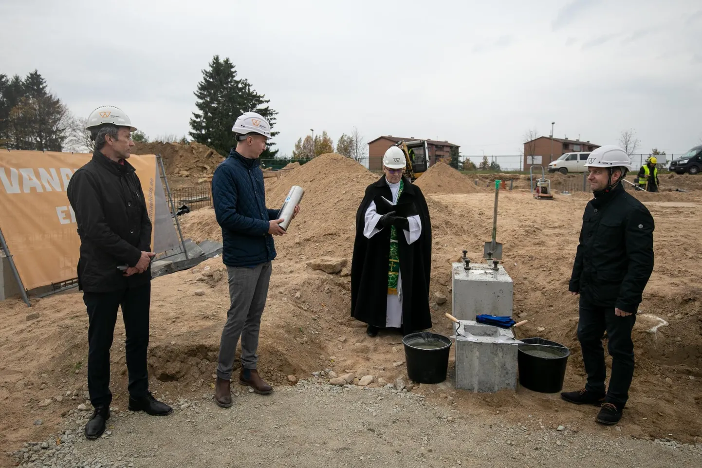 Nurgakivi asetavad (vasakult) Haljala kooli direktor Ivo Tupits, vallavanem Ivar Lilleberg, kohalik kirikuõpetaja Urmas Karileet ja Vanalinna Ehituse juhatuse liige Kaidur Karba.