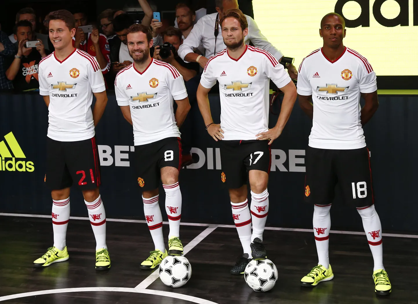 Ander Herrera, Juan Mata, Daley Blind ja Ashley Young demonstreerivad klubi Adidase särki