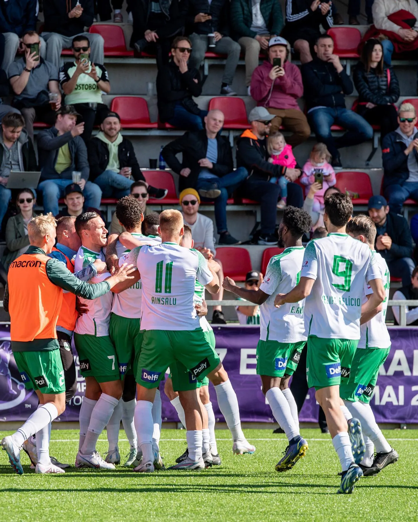 Levadia mängumehed värava üle rõõmustamas.