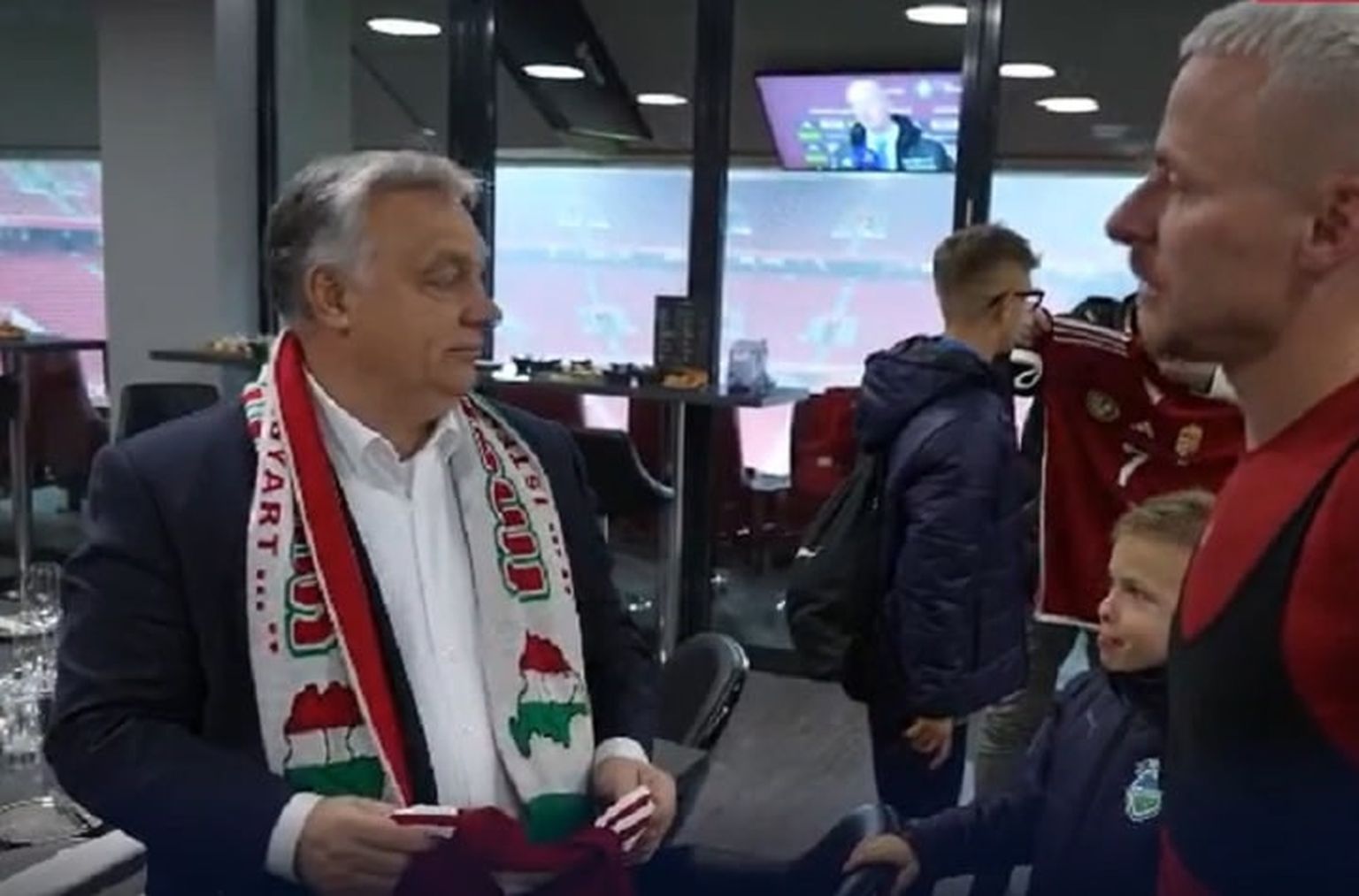 Виктор Орбан появился на публике в фанатском шарфе с изображением «Великой Венгрии».