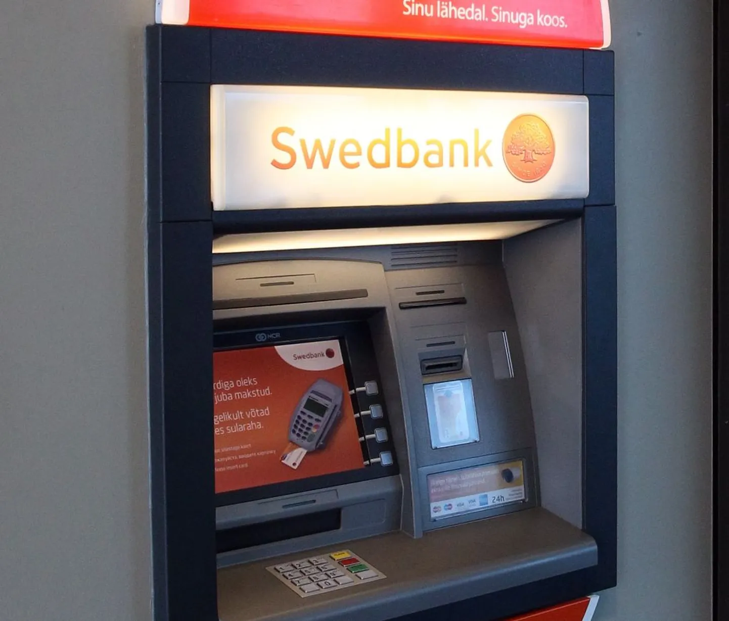 Swedbanki sularahaautomaat. Foto on illustreeriv.