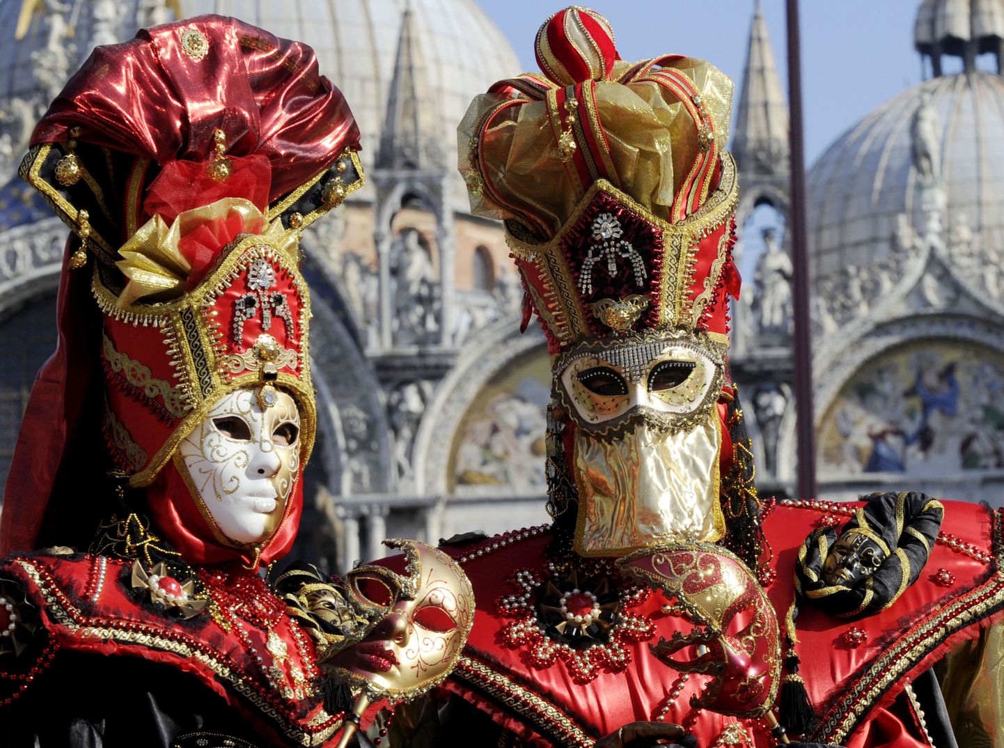 Невозможно отличить энтузиастов и профессианалов в венецианских карнавальных костюмах.