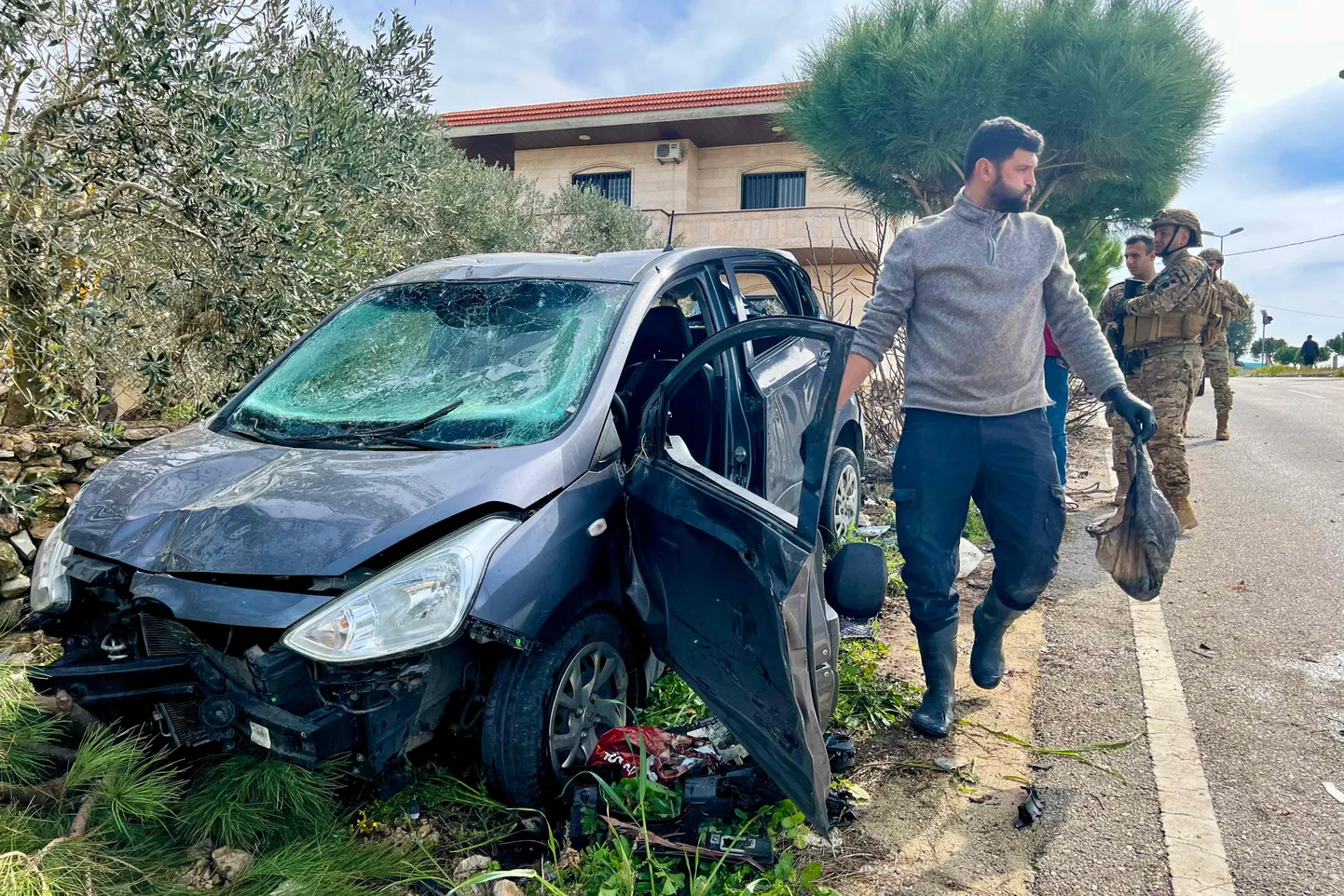 Liibanoni armee sõdurid 12. veebruaril 2024 Bint Jbeili linnas tabamuse saanud auto juures.