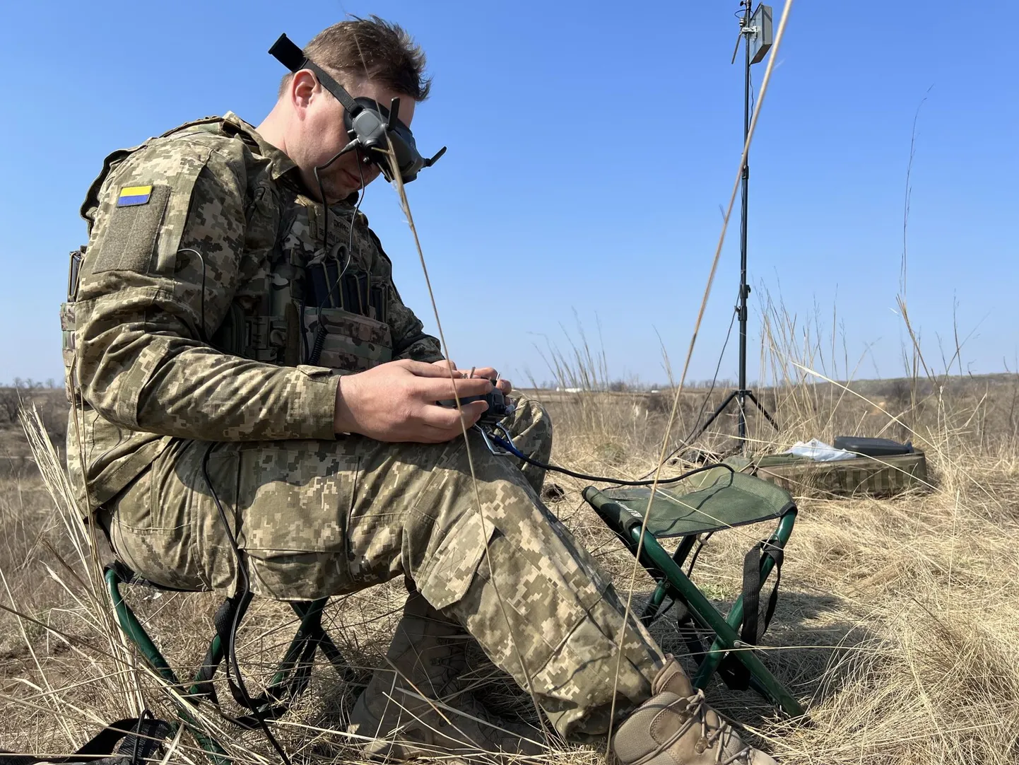 Mürsupuudust kompenseerivad Ukraina üksused droonide, eriti enesetapudroonide laialdasema kasutusega. Ukraina 31. brigaadi droonipiloot harjutab polügoonil Donetski oblastis.