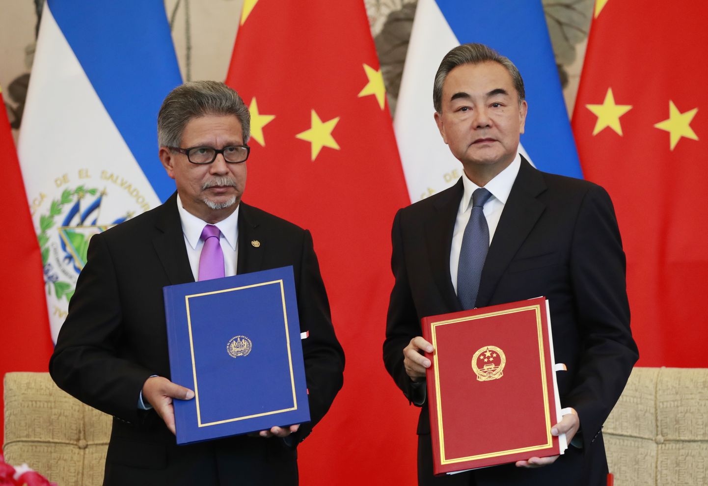 El Salvadori välisminister Carlos Castaneda (vasakul) ja tema Hiina ametivend Wang Yi.