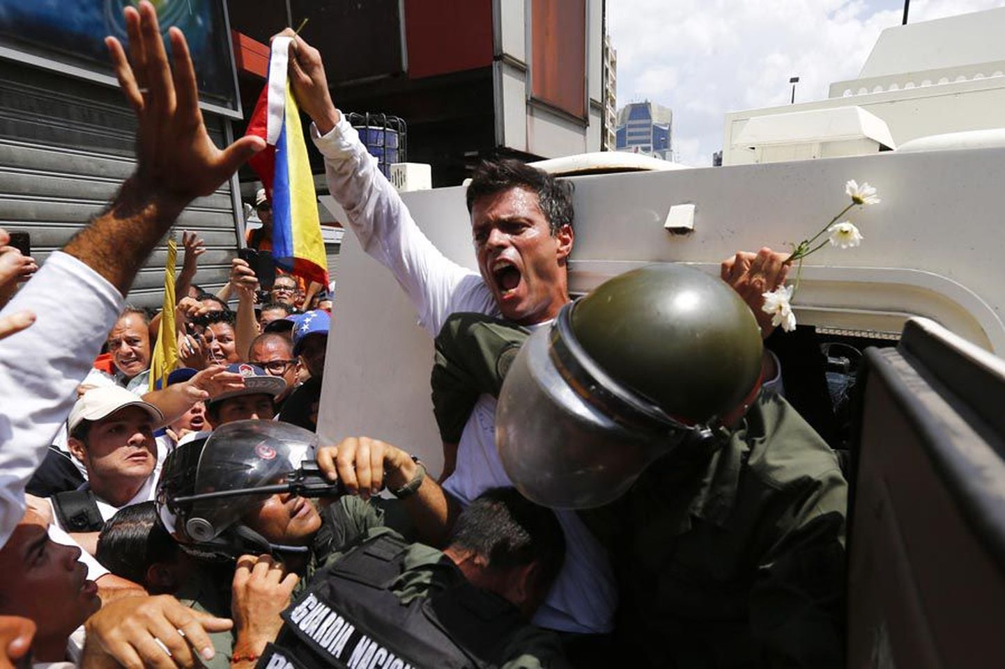 Venezuela inimõiguslane Leopoldo Lopez 2014. aastal end vabatahtlikult valitsusjõududele kätte andmas. Ümber oli tuhandeid tema pooldajaid.
