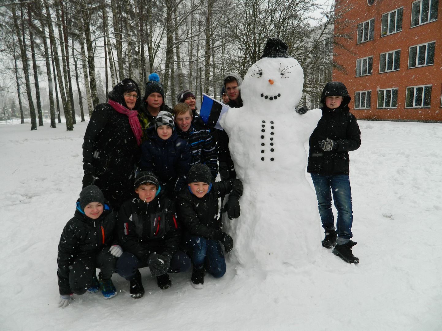 Paikuse põhikooli õpilaste lumememmede paraadist osavõtja.