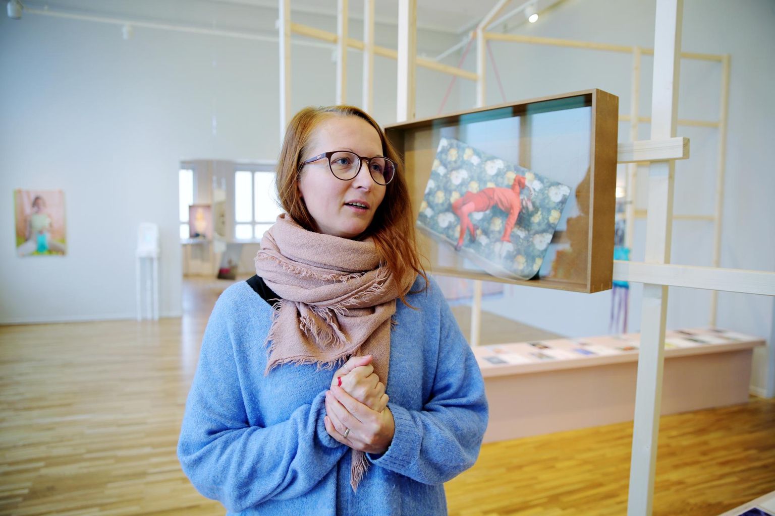 Kunstimaja kuraator-projektijuht Elika Kiilo-Kulpsoo tutvustab Cloe Jancise ja Sigrid Viiri näitust.