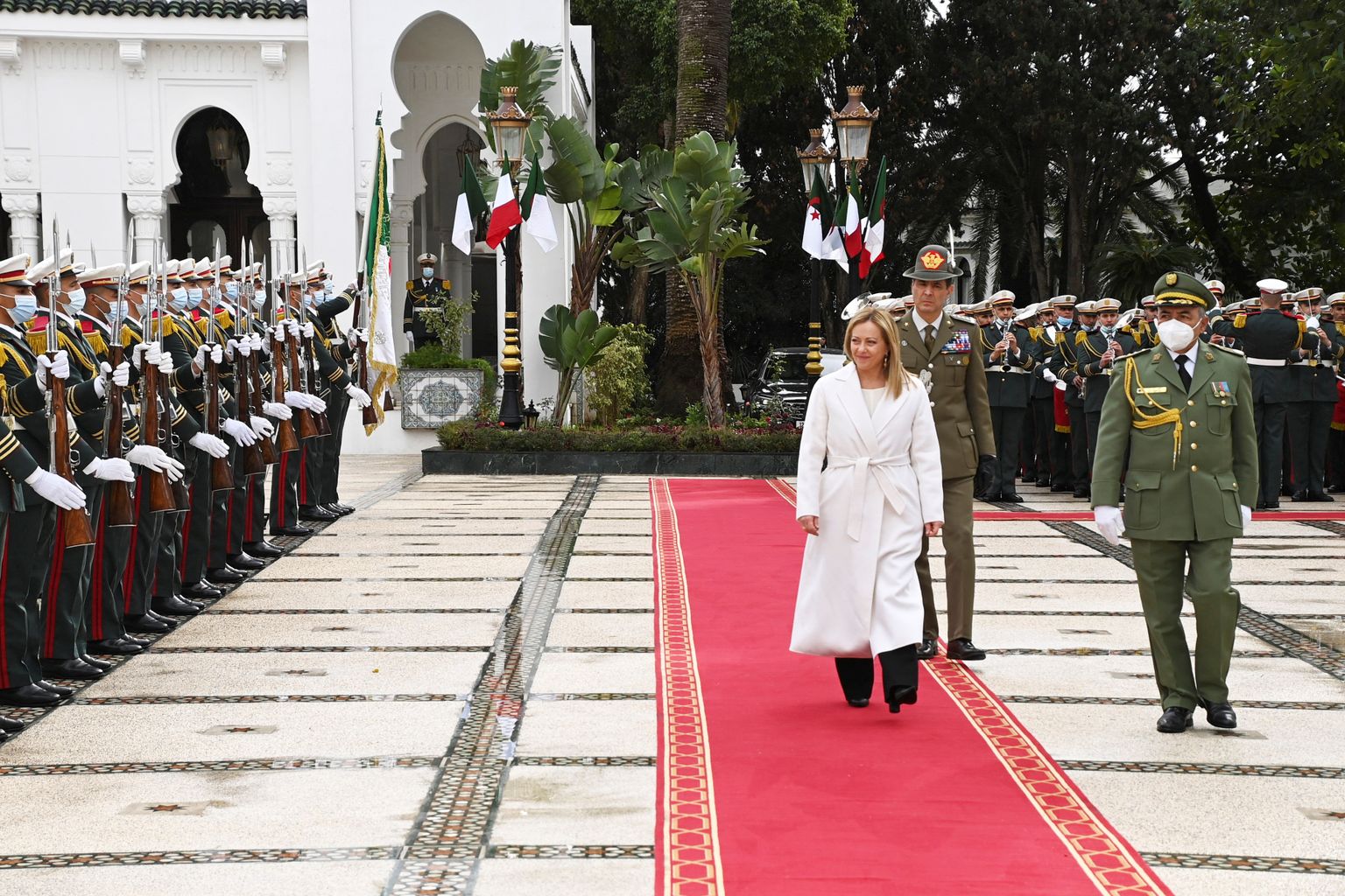 Itaalia peaminister Giorgia Meloni Alžeeria pealinnas Alžiiris auvahtkonna ees.