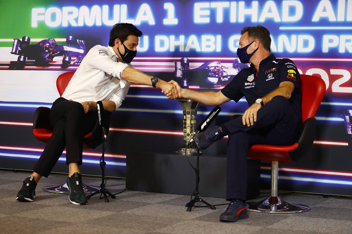 Mercedese pealik Toto Wolff (vasakul) ja Red Bulli boss Christian Horner tuleval hooajal võistluste juhiga enam otse rääkida ei saa.