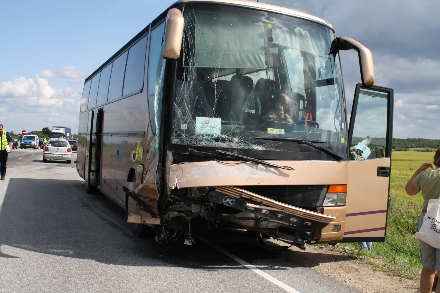 Täna põrkasid Ida-Virumaal kokku Volkswagen ja turismibuss. Sõidukijuht hukkus.