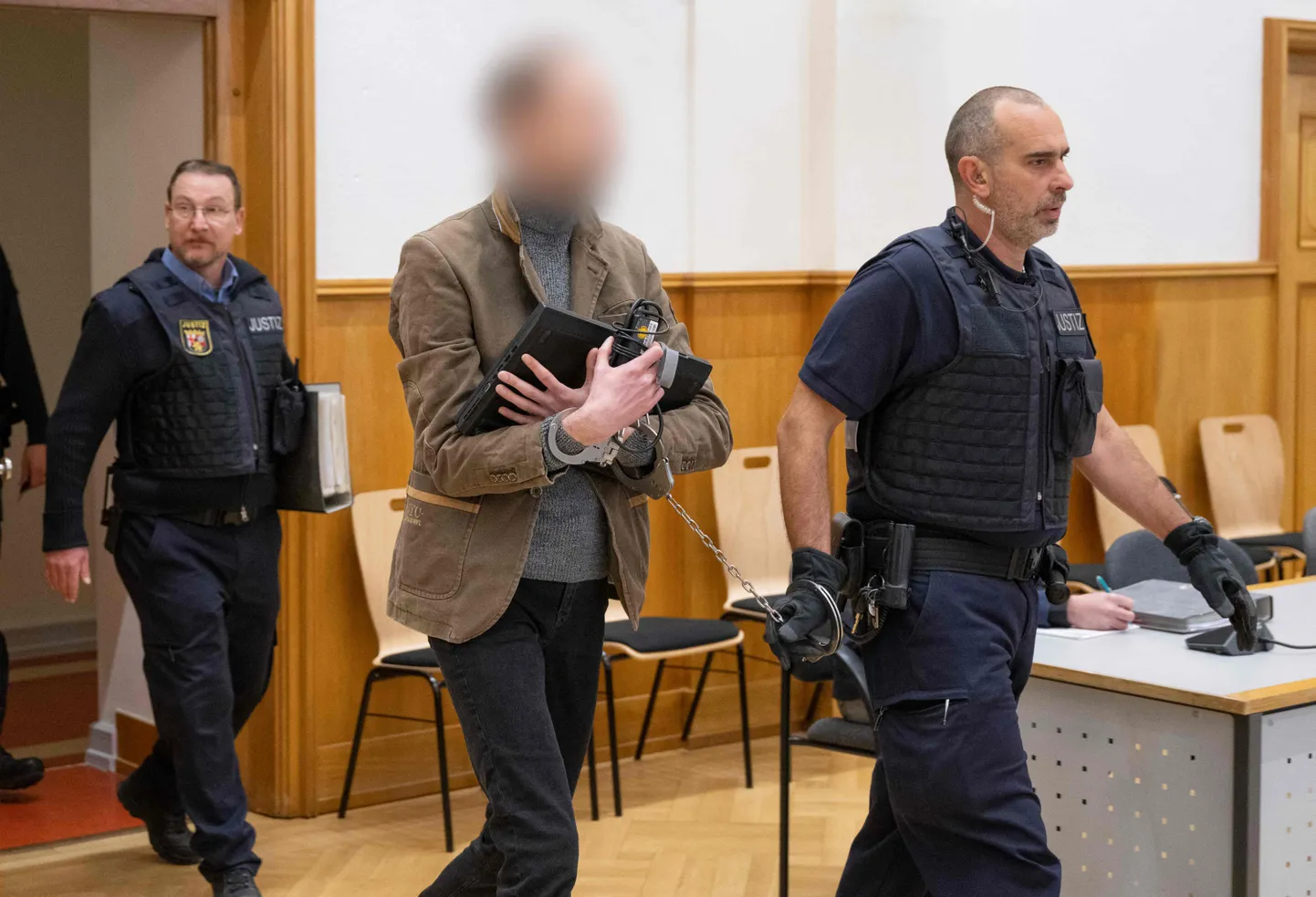 Üks viiest kahtlusalusest Saksa Koblenzi kohtus 17. mai 2023.