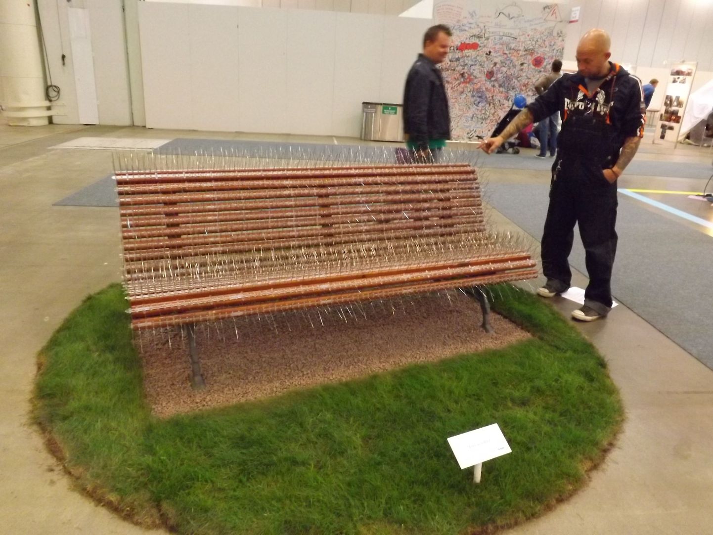 Антиптичья скамейка на выставке финского дизайна.