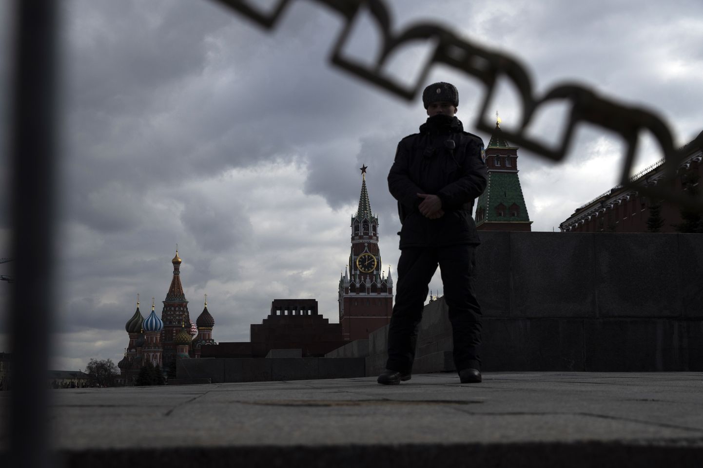 Vene julgeolekuteenistuja Kremli müüri juures korda tagamas.