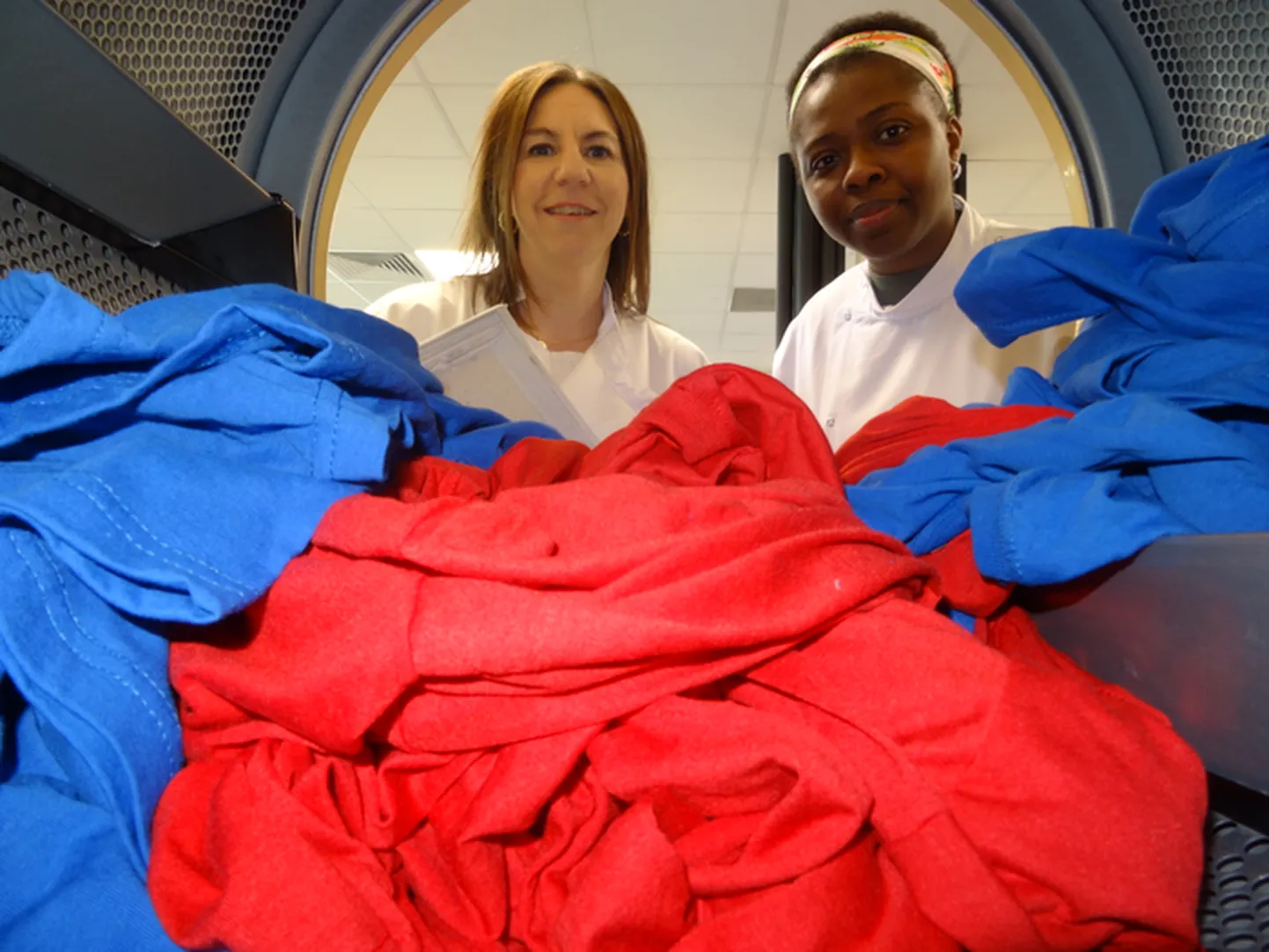 Testitavad riided trummelkuivatis. Dr Kelly Sheridan ja doktorant Chimdia Kechi Okafor.