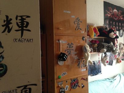 Увлечение Кати - культура Японии, поэтому двери и стены в ее комнате исписаны иероглифами. Девушка мечтает побывать в Токио.