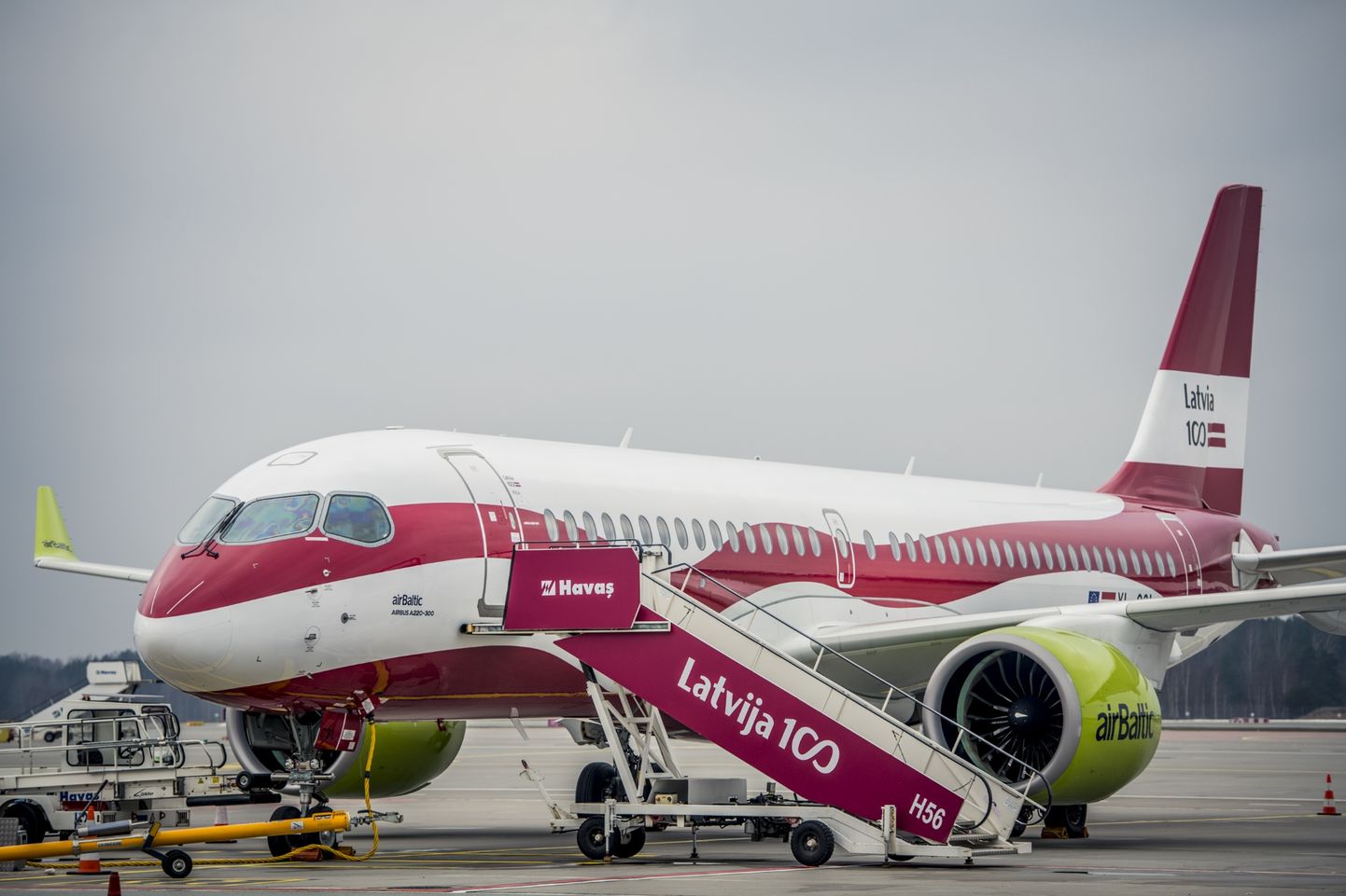 Latvijas nacionālās aviokompānijas "airBaltic" lidmašīna.